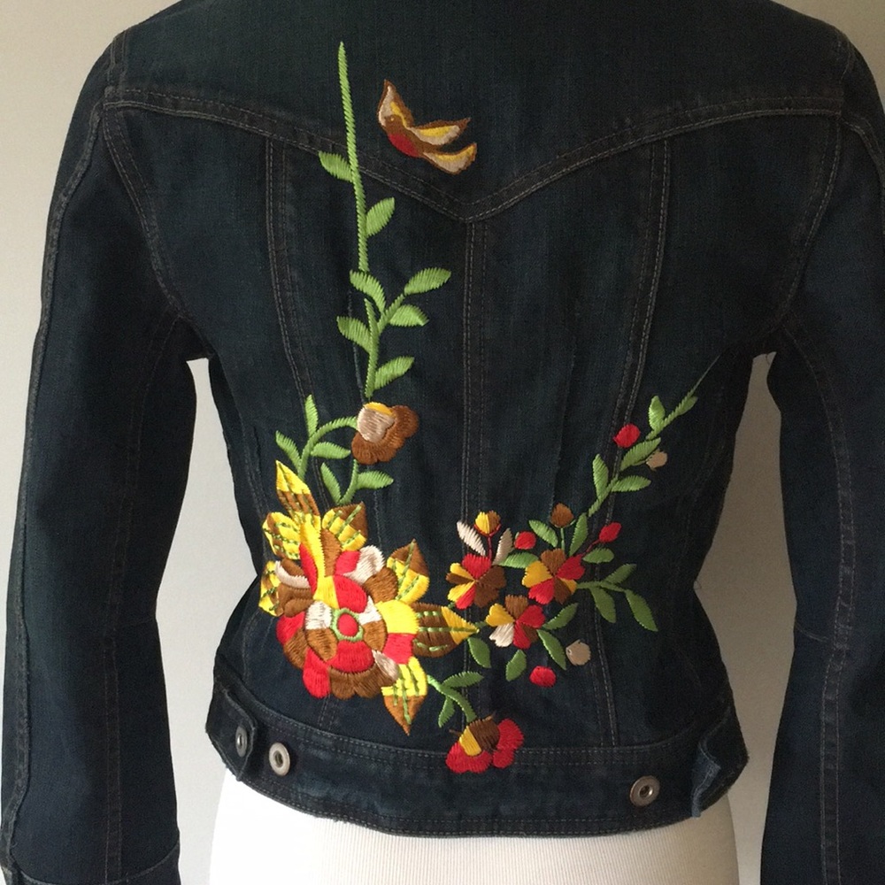 Fitted denim jacket